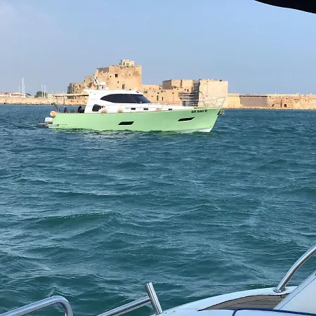 Maniman Hotel en barco Tarento